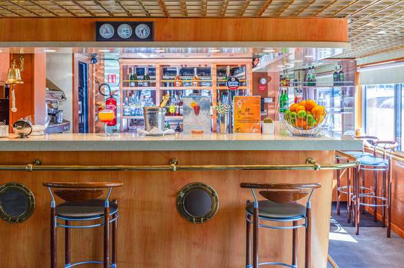 CroisiEurope MS La Belle de Cadix Lounge Bar with Dancefloor 11 ©Alberto Dastis.jpg